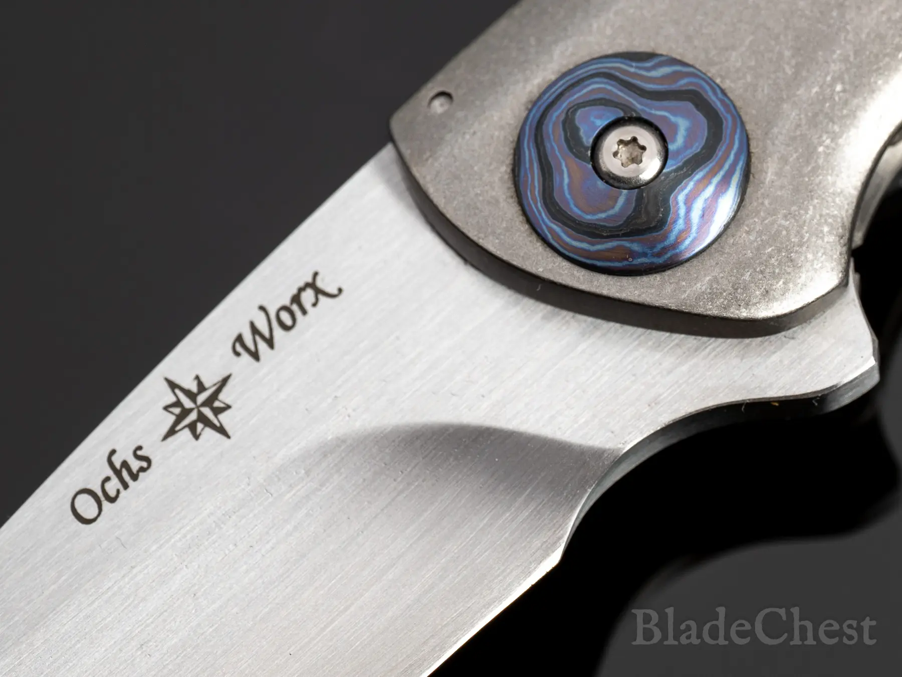 Timascus pivot collar — blade detail