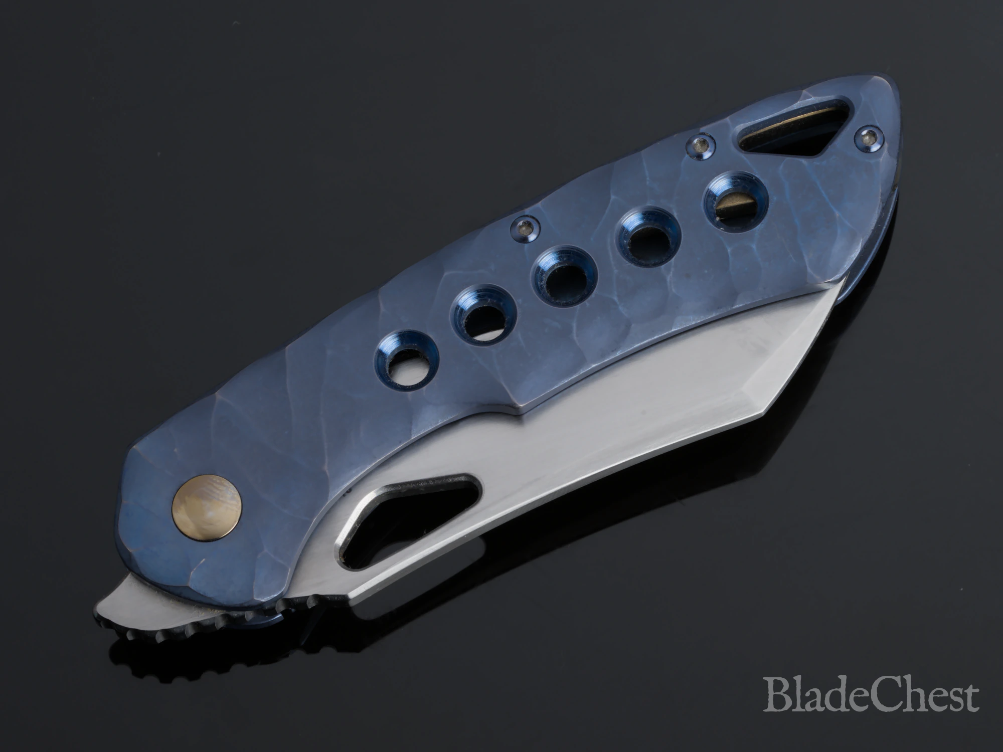 Olamic Whippersnapper &mdash; closed, sculpted titanium and satin spine